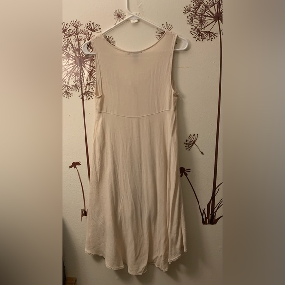 Selling a train cream dress - Picture 2 of 2